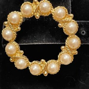 Vintage Elegant Gold Tone and Faux Pearl Women's Wreath Brooche 1.5”